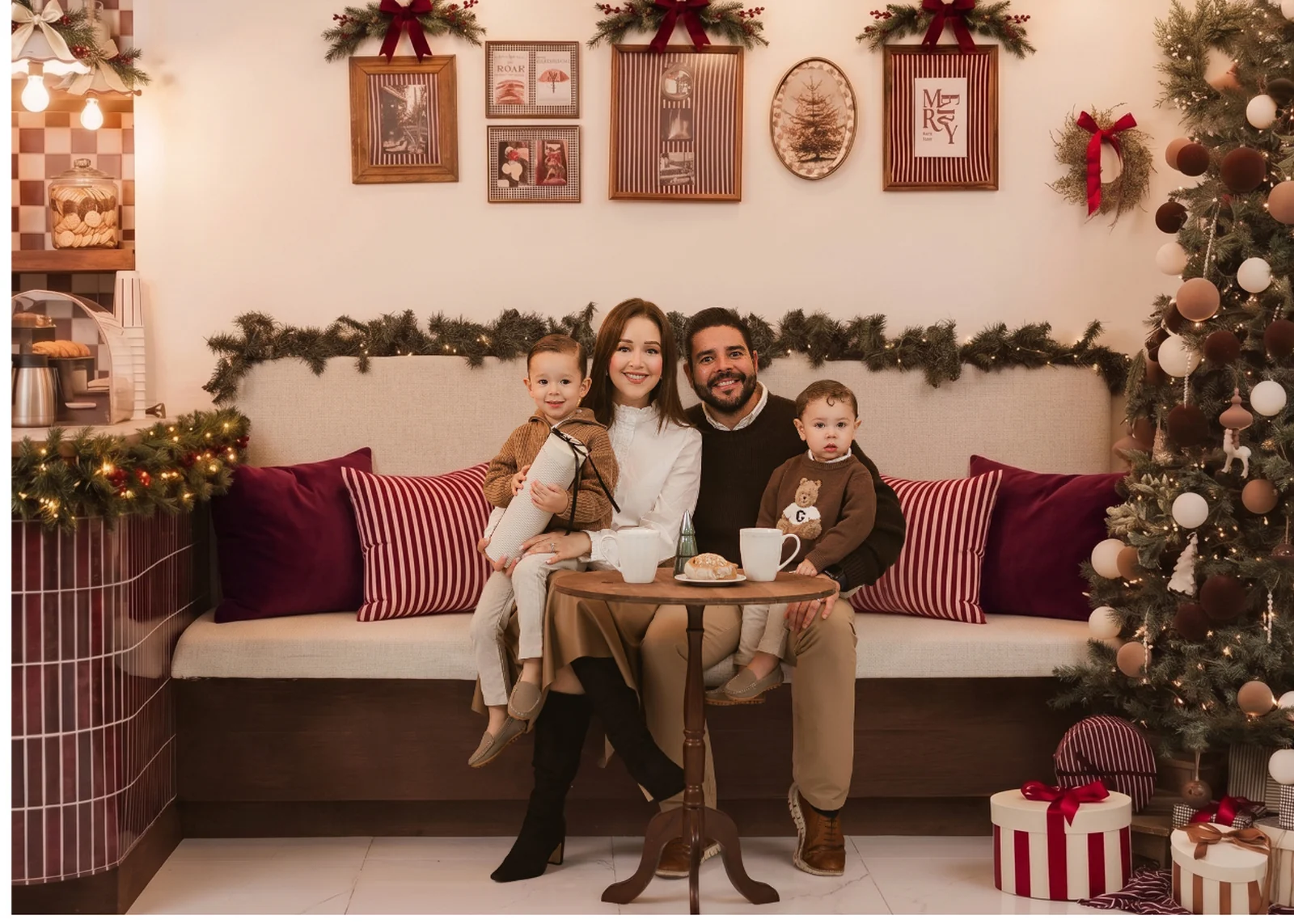 Familia en el set navideño Christmas in Paris, Café de Noël