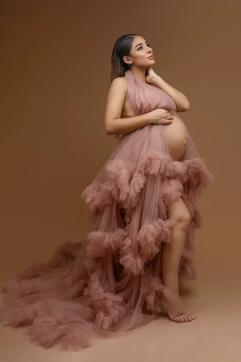 Fotografía de maternidad — futura mamá en estudio