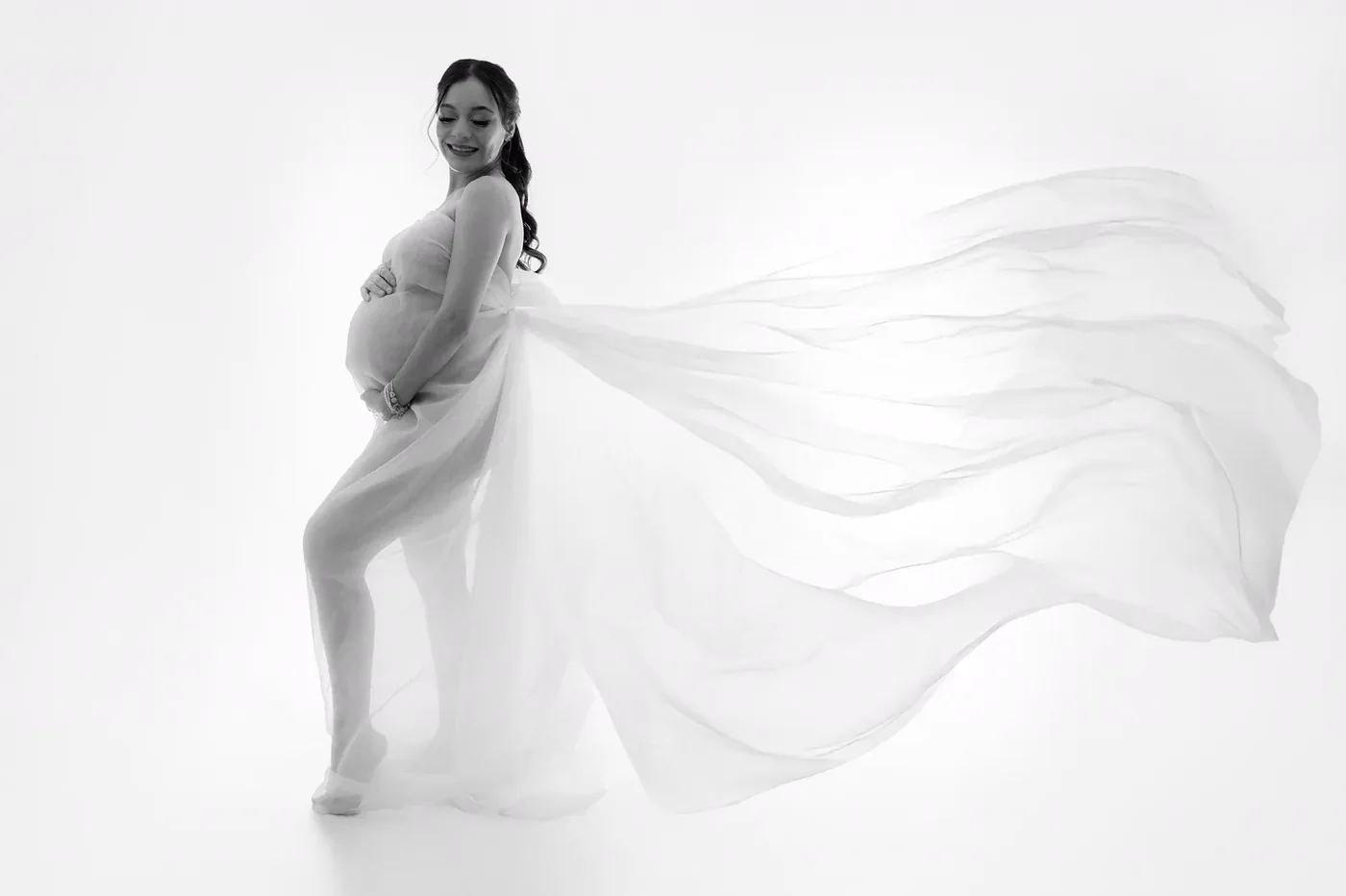 Sesión de maternidad en blanco y negro con tela flotante — Ciudad Juárez