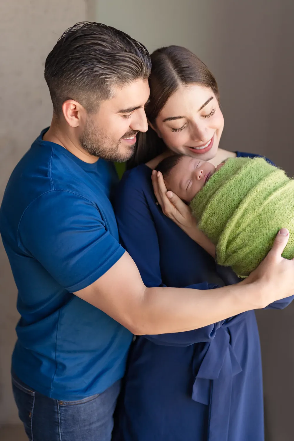 Recién nacido dormido en pose de estudio — fotografía newborn