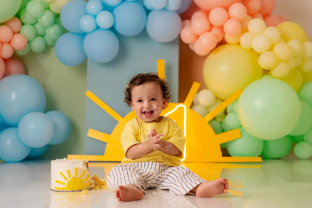 Bebé jugando con su pastel — sesión smash cake