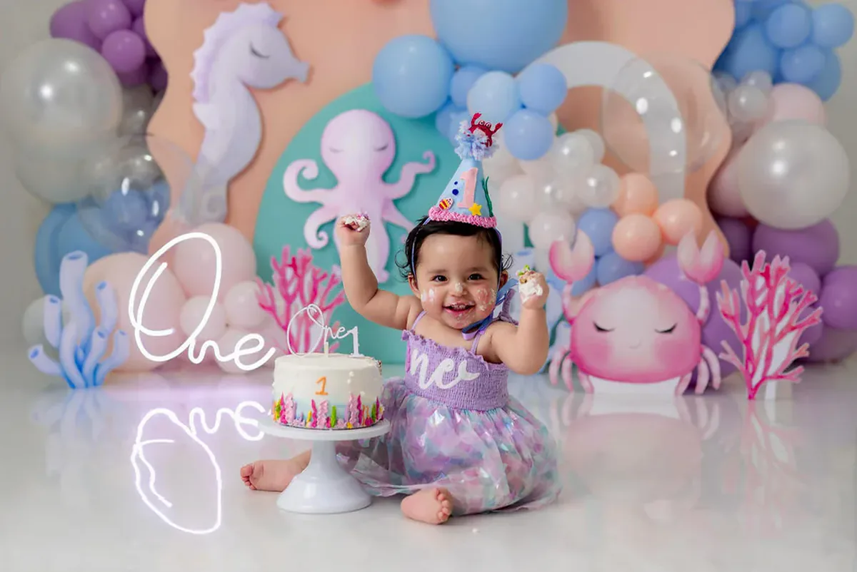 Fotografía smash cake — bebé con su pastel de primer año